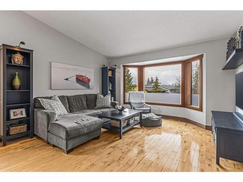 342 Hoodoo Crescent, Canmore, AB - Indoor Photo Showing Living Room