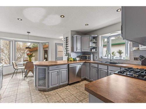 342 Hoodoo Crescent, Canmore, AB - Indoor Photo Showing Kitchen