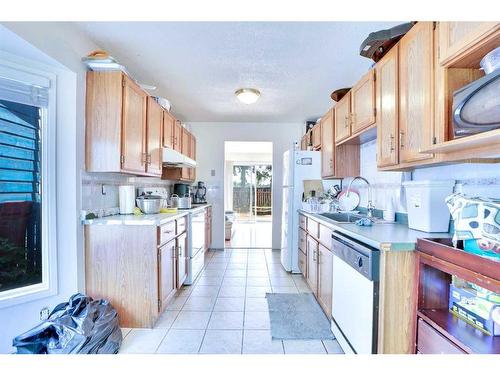 4 Castlefall Grove Ne, Calgary, AB - Indoor Photo Showing Kitchen