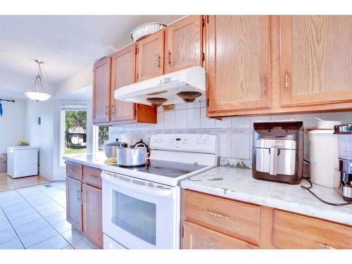 4 Castlefall Grove Ne, Calgary, AB - Indoor Photo Showing Kitchen