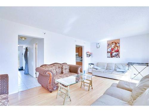 4 Castlefall Grove Ne, Calgary, AB - Indoor Photo Showing Living Room