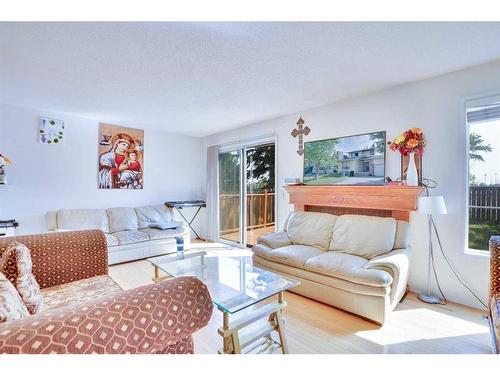 4 Castlefall Grove Ne, Calgary, AB - Indoor Photo Showing Living Room