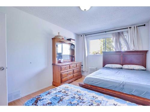 4 Castlefall Grove Ne, Calgary, AB - Indoor Photo Showing Bedroom