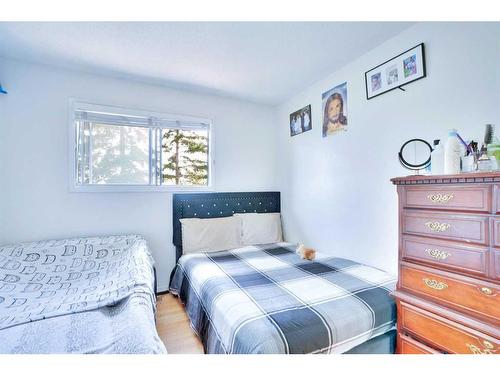 4 Castlefall Grove Ne, Calgary, AB - Indoor Photo Showing Bedroom