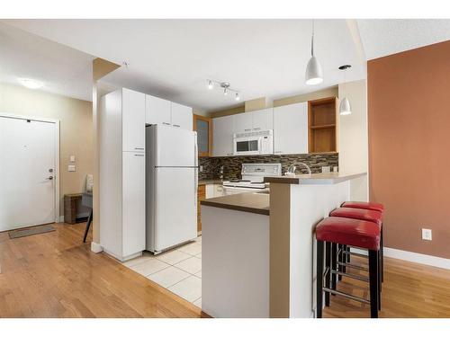 315-315 24 Avenue Sw, Calgary, AB - Indoor Photo Showing Kitchen