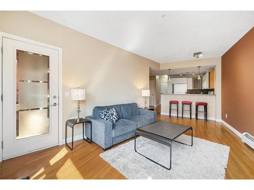 315-315 24 Avenue Sw, Calgary, AB - Indoor Photo Showing Living Room