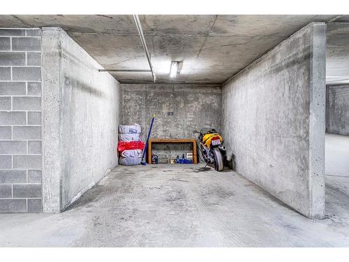 315-315 24 Avenue Sw, Calgary, AB - Indoor Photo Showing Garage