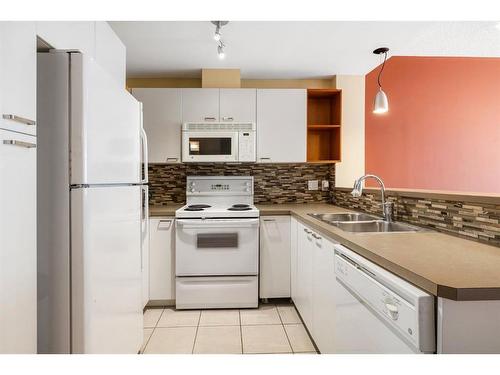 315-315 24 Avenue Sw, Calgary, AB - Indoor Photo Showing Kitchen With Double Sink