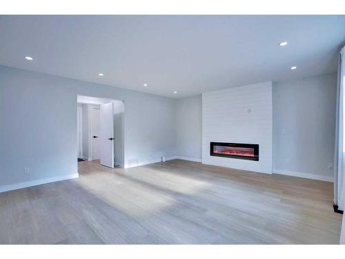 123 Sandringham Place Nw, Calgary, AB - Indoor With Fireplace