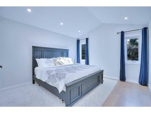 123 Sandringham Place Nw, Calgary, AB - Indoor Photo Showing Bedroom