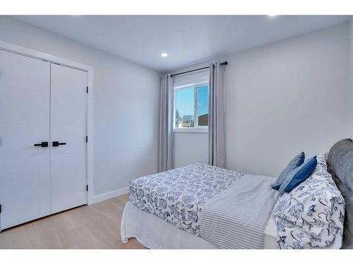 123 Sandringham Place Nw, Calgary, AB - Indoor Photo Showing Bedroom