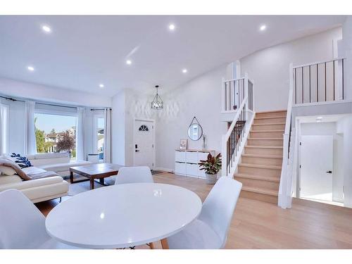 123 Sandringham Place Nw, Calgary, AB - Indoor Photo Showing Living Room