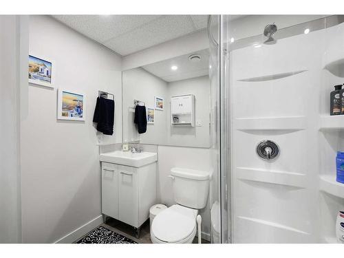 222 Vista Drive, Crossfield, AB - Indoor Photo Showing Bathroom