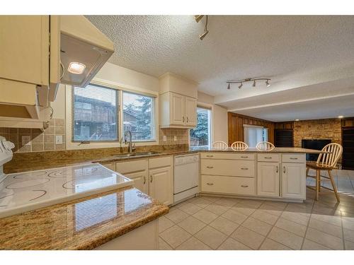 11 Edgehill Bay Nw, Calgary, AB - Indoor Photo Showing Kitchen With Double Sink