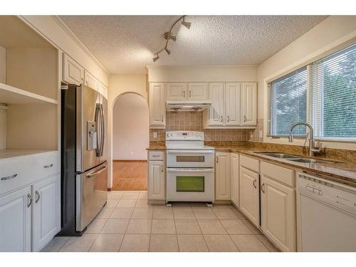 11 Edgehill Bay Nw, Calgary, AB - Indoor Photo Showing Kitchen With Double Sink