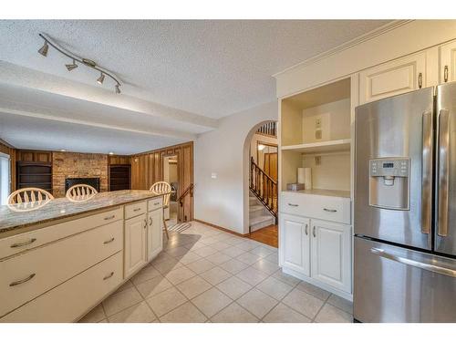 11 Edgehill Bay Nw, Calgary, AB - Indoor Photo Showing Kitchen