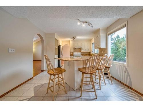 11 Edgehill Bay Nw, Calgary, AB - Indoor Photo Showing Dining Room