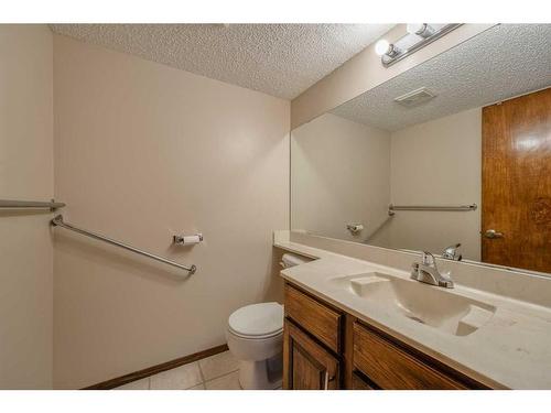 11 Edgehill Bay Nw, Calgary, AB - Indoor Photo Showing Bathroom