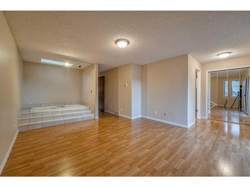 11 Edgehill Bay Nw, Calgary, AB - Indoor Photo Showing Other Room