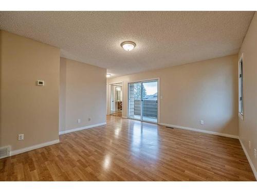 11 Edgehill Bay Nw, Calgary, AB - Indoor Photo Showing Other Room