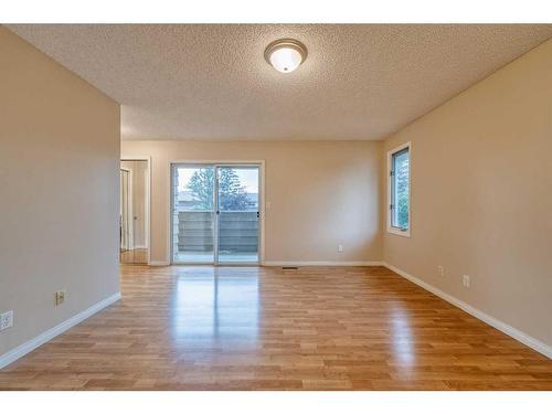 11 Edgehill Bay Nw, Calgary, AB - Indoor Photo Showing Other Room