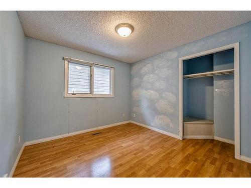 11 Edgehill Bay Nw, Calgary, AB - Indoor Photo Showing Other Room