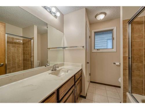 11 Edgehill Bay Nw, Calgary, AB - Indoor Photo Showing Bathroom