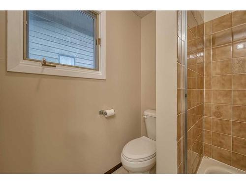 11 Edgehill Bay Nw, Calgary, AB - Indoor Photo Showing Bathroom