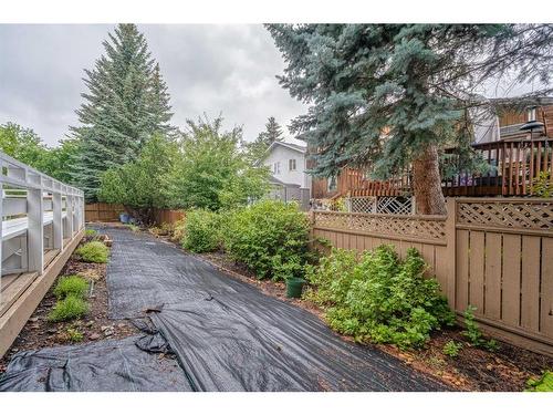 11 Edgehill Bay Nw, Calgary, AB - Outdoor