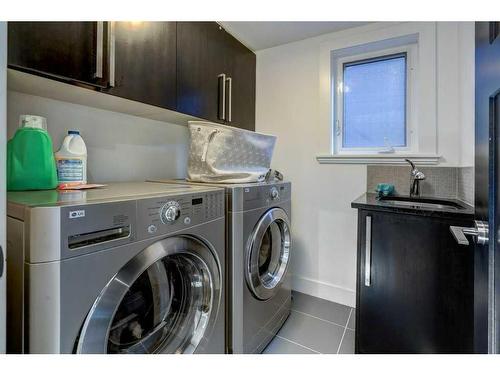 134 26 Avenue Ne, Calgary, AB - Indoor Photo Showing Laundry Room