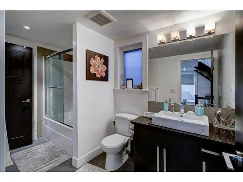 134 26 Avenue Ne, Calgary, AB - Indoor Photo Showing Bathroom