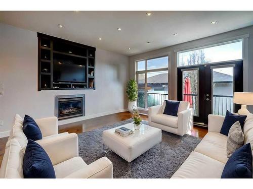 134 26 Avenue Ne, Calgary, AB - Indoor Photo Showing Living Room With Fireplace