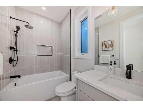 2812A 40 Street Sw, Calgary, AB - Indoor Photo Showing Bathroom