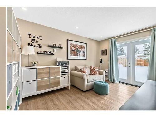 77 2 Street Se, High River, AB - Indoor Photo Showing Living Room