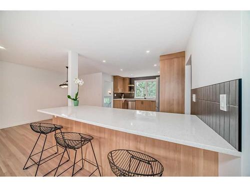 615 101 Avenue Sw, Calgary, AB - Indoor Photo Showing Living Room