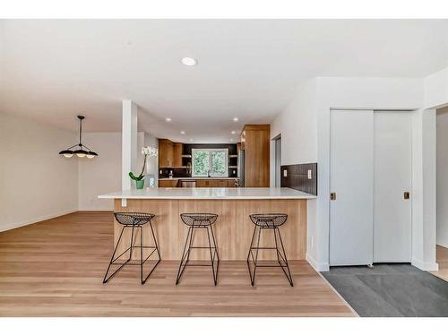 615 101 Avenue Sw, Calgary, AB - Indoor Photo Showing Living Room