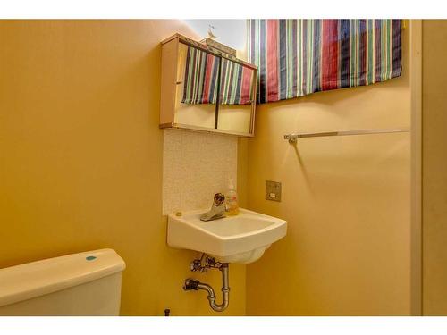 611 Agate Crescent Se, Calgary, AB - Indoor Photo Showing Bathroom