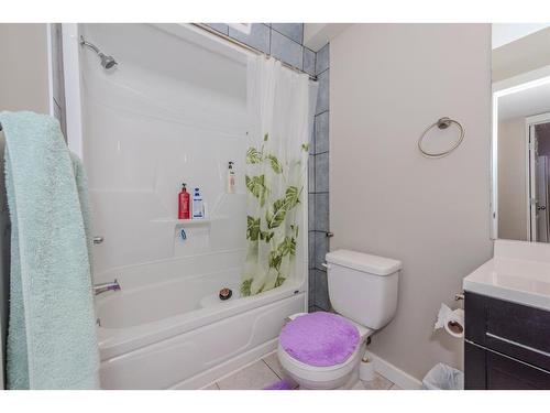 124 Westcreek Green, Chestermere, AB - Indoor Photo Showing Bathroom