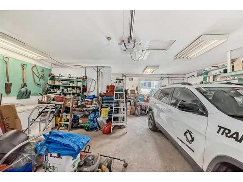 4424 3 Street Ne, Calgary, AB - Indoor Photo Showing Garage