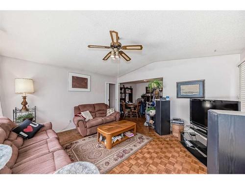 4424 3 Street Ne, Calgary, AB - Indoor Photo Showing Living Room