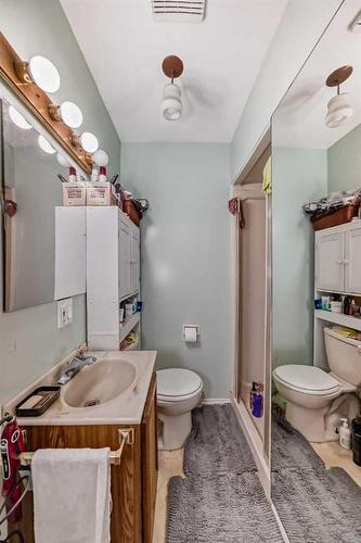 4424 3 Street Ne, Calgary, AB - Indoor Photo Showing Bathroom