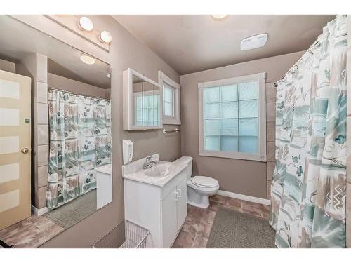 1307 11 Street Sw, Calgary, AB - Indoor Photo Showing Bathroom