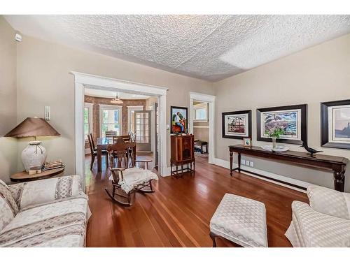 1307 11 Street Sw, Calgary, AB - Indoor Photo Showing Living Room