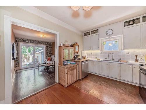 1307 11 Street Sw, Calgary, AB - Indoor Photo Showing Kitchen