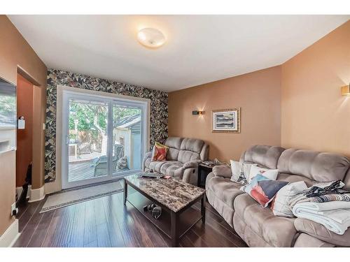 1307 11 Street Sw, Calgary, AB - Indoor Photo Showing Living Room