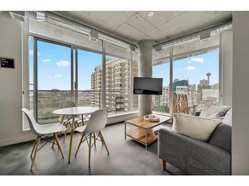 808-624 8 Avenue Se, Calgary, AB - Indoor Photo Showing Living Room