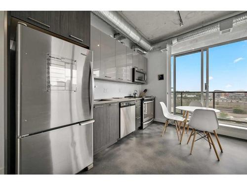 808-624 8 Avenue Se, Calgary, AB - Indoor Photo Showing Kitchen