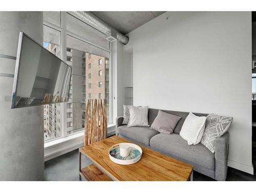 808-624 8 Avenue Se, Calgary, AB - Indoor Photo Showing Living Room