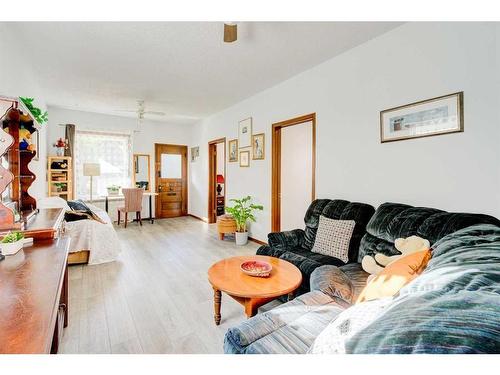 6 New Place Se, Calgary, AB - Indoor Photo Showing Living Room