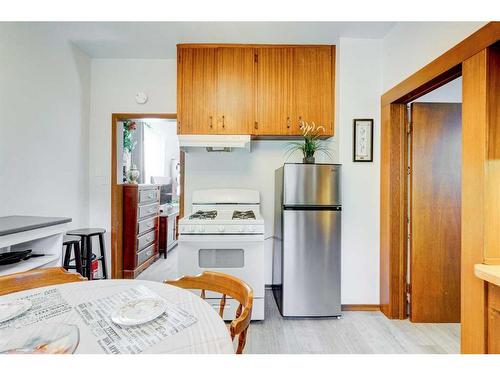 6 New Place Se, Calgary, AB - Indoor Photo Showing Kitchen